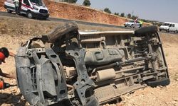 Mardin’de minibüs şarampole yuvarlandı: 2 yaralı