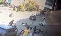 Motosikletli genci ölüme sürükleyen kaza kamerada