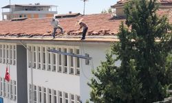 Okul çatısında tehlikeli çalışma