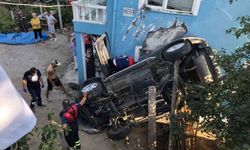 Otomobil evin bahçesine uçtu: 1 ölü, 3 yaralı
