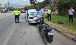Otomobil önce bariyere ardından motosiklete çarptı: 2 yaralı