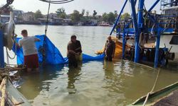 Sakarya’da balıkçı teknesi batma tehlikesi geçirdi