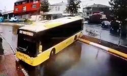Sultanbeyli’de yolcu dolu İETT otobüsü kayarak kaldırıma çıktı