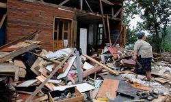 Trabzon’da içerde eşyaları çıkartılmadan evleri yıkılan hane sahipleri yıkım ekiplerine tepki gösterdi
