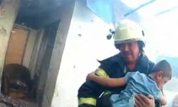Alevlerin arasında mahsur kalan 4 çocuğu itfaiye kurtardı