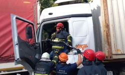 Bolu TEM’de iki tır çarpıştı, araçta sıkışan sürücü 1 saatte kurtarıldı