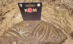 İzmir’de kaçak kazı yapan kişinin tarlasında 2 bin yıllık mozaik bulundu