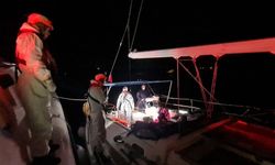 Yelkenli teknede 92 düzensiz göçmen ve 3 göçmen kaçakçısı yakalandı