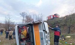 Çanakkale’de minibüs tarlaya uçtu: Uzman erbaş hayatını kaybetti, 9 kişi yaralandı