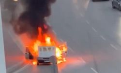 Adana’da yanan otomobil demir yığınına döndü