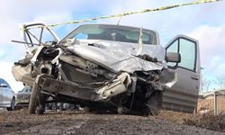 Hafif ticari araç hurdaya döndü: 1 ölü, 4 yaralı
