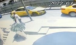 (Özel) İstanbulda kadına kapkaç anları kamerada: Şahsı kovalarken yere düştü