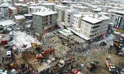 Deprem bölgesi Malatya’da enkaz çalışmaları havadan görüntülendi