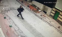 İstanbul’da silahlı saldırı sonrası ilginç anlar kamerada: 200 metre hiçbir şey olmamış gibi yürüdü