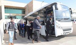 Antalya’da eş zamanlı operasyonlarda aranan 60 şahıs yakalandı