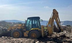 İzmit Belediyesi ekipleri, sel bölgesinde çamura saplanan iş makinesini kurtardı