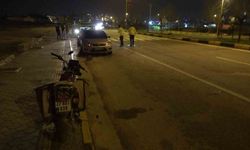 Seyir halindeki araç, motosiklete çarpıp yola savurdu: 2 ağır yaralı