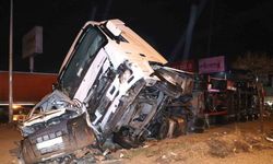 Tır hafif ticari araca çarptı: 2 ağır yaralı