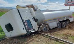 Yozgat’ta devrilen akaryakıt tankerinin sürücüsü yaralandı