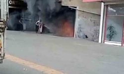 Motosiklet dükkanı cayır cayır yandı: O anlar kameraya yansıdı