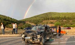 Kontrolden çıkan araç karşı şeritte otomobille çarpıştı: 6 yaralı