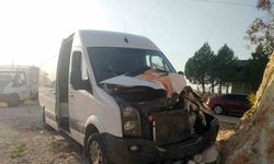 Tıra çarpmamak için manevra yapan yolcu servisi kayalık alana çarptı: 1 yaralı