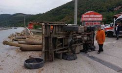 Samsun’da lastiği patlayan kamyonet devrildi: 1 yaralı