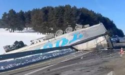 Ardahan’da buzlanma nedeniyle tır devrildi, yol kısa süreli ulaşıma kapatıldı