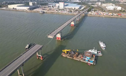 Çin'de kargo gemisi köprü yıktı!
