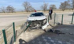 Konya’da otomobil demir çitlere çarptı: 2 yaralı