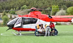 Testere ile parmağı kesilen kişi ambulans helikopterle Trabzon'a sevk edildi