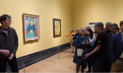 Van Gogh tablosuna çorbalı saldırı