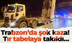 Trabzon’da şok kaza! Tır tabelaya takıldı…