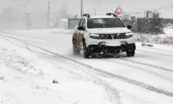 Kars-Göle kara yolu yoğun tipi nedeniyle ulaşıma kapatıldı