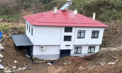 Artvin'de heyelan!  2 katlı evi 50 metre sürükledi