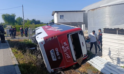 Rusları taşıyan turist midibüs devrildi!  19 yaralı