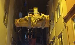 165 kiloluk kişinin cenazesini  vinçle taşıdılar