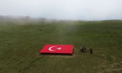 Giresun’un 2.500 rakımlı zirvesine 54 metrekarelik dev Türk bayrağı