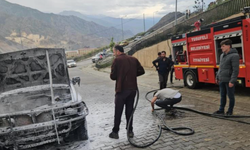 Araç yandı, sürücü canını zor kurtardı