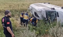 Düğün  dönüşü minibüs  şarampole devrildi!  17 yaralı