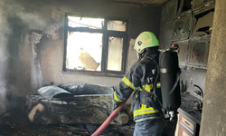 Balkonda başlayan yangın mutfağı kül etti