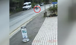 Yamaçtan kopan kaya parçası otomobilin  önüne düştü
