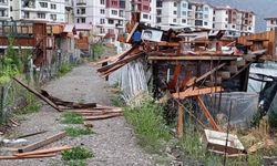 Artvin’de  fırtına çatıları uçurdu