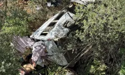 Feci kaza! Minibüs uçuruma yuvarlandı