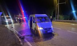 Minibüs ile hafif ticari araç çarpıştı, kadın yolcu hastaneye kaldırıldı