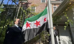 Suriye bayrağı Washington’da yeniden göndere çekildi
