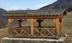 Babasına çardak görünümlü mezarlık yaptırdı!