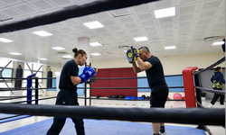 Gamze öğretmeninin tavsiyesiyle başladığı boksta şampiyonluk için hazırlanıyor