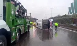 Maltepe’de servis minibüsü devrildi: 5 yaralı