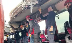 Yolcu otobüsü otoyolda TIR’a çarptı! 6 ölü, 11 yaralı